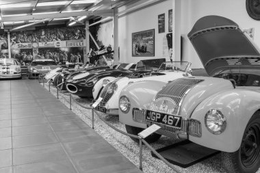 Sparkford. Somerset. Birleşik Krallık. 26 Mart 2023 Klasik ve klasik yarış arabalarının bir seçimi Somerset 'teki Haynes Motor Müzesi' ndeki Motorspor Salonu 'nda sergileniyor.