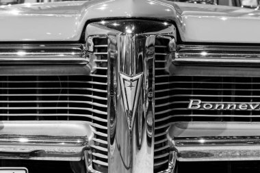 Sparkford. Somerset. Birleşik Krallık. 26 Mart 2023. 1968 tarihli Pontiac Superior ambulansı Somerset 'teki Haynes Motor Müzesi' nde sergileniyor.