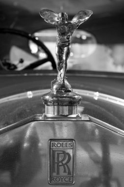 Sparkford. Somerset. Birleşik Krallık. 26 Mart 2023. 1930 Rolls Royce Phantom 2 Sedanca Deville 'in kaput süslemesinin kapağı Somerset' teki Haynes Motor Müzesi 'nde sergileniyor.