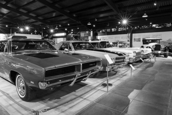 2023年3月26日サマセットのヘインズ モーター博物館では アメリカのクラシックカーの列が展示されています — ストック写真