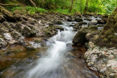 Doğu Lyn nehrinin üzerinde Exmoor Ulusal Parkı 'ndaki Watersmeet' te akan şelalenin uzun pozu