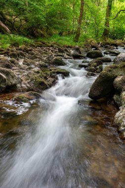Doğu Lyn nehrinin üzerinde Exmoor Ulusal Parkı 'ndaki Watersmeet' te akan şelalenin uzun pozu