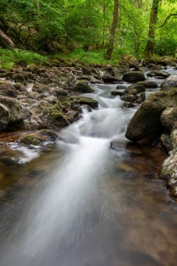 Doğu Lyn nehrinin üzerinde Exmoor Ulusal Parkı 'ndaki Watersmeet' te akan şelalenin uzun pozu