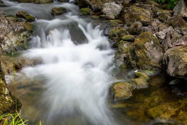 Doğu Lyn nehrinin üzerinde Exmoor Ulusal Parkı 'ndaki Watersmeet' te akan şelalenin uzun pozu