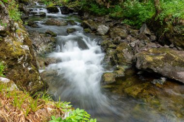 Doğu Lyn nehrinin üzerinde Exmoor Ulusal Parkı 'ndaki Watersmeet' te akan şelalenin uzun pozu