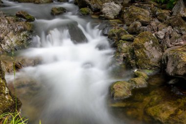 Doğu Lyn nehrinin üzerinde Exmoor Ulusal Parkı 'ndaki Watersmeet' te akan şelalenin uzun pozu