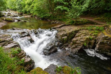 Doğu Lyn nehrinin üzerinde Exmoor Ulusal Parkı 'ndaki Watersmeet' te akan şelalenin uzun pozu