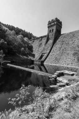 Peak District Ulusal Parkı 'ndaki Derwent barajının fotoğrafı.