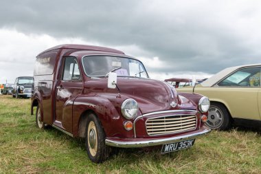 Low Ham.Somerset. Birleşik Krallık. 23 Temmuz 2023 - 1971 Morris Minor minibüsü Somerset buhar ve ülke fuarında sergileniyor.