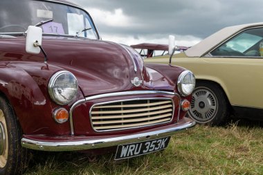 Low Ham.Somerset. Birleşik Krallık. 23 Temmuz 2023 - 1971 Morris Minor minibüsü Somerset buhar ve ülke fuarında sergileniyor.