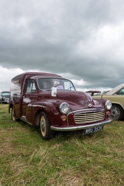 Low Ham.Somerset. Birleşik Krallık. 23 Temmuz 2023 - 1971 Morris Minor minibüsü Somerset buhar ve ülke fuarında sergileniyor.