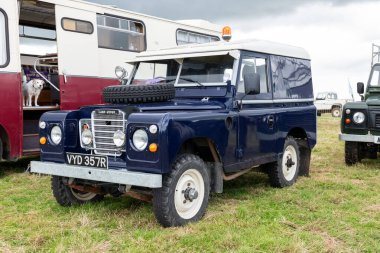 Low Ham.Somerset.Birleşik Krallık. 23 Temmuz 2023.A 1976 'dan 3 Serisi Land Rover Somerset buhar ve ülke fuarında sergileniyor.