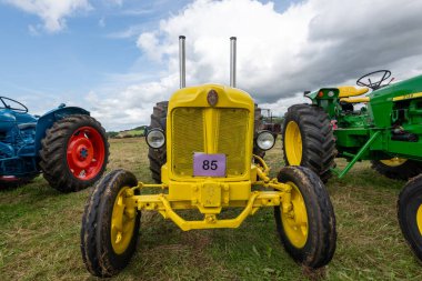 Low Ham.Somerset. Birleşik Krallık. 23 Temmuz 2023 Perkins motorlu modifiye edilmiş sarı Fordson Major, Somerset buhar ve ülke fuarında sergileniyor.