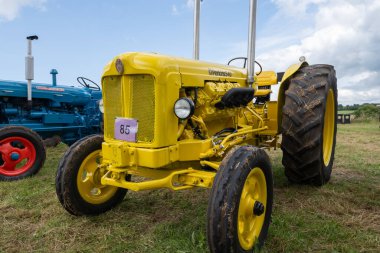Low Ham.Somerset. Birleşik Krallık. 23 Temmuz 2023 Perkins motorlu modifiye edilmiş sarı Fordson Major, Somerset buhar ve ülke fuarında sergileniyor.