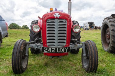 Low Ham.Somerset. Birleşik Krallık. 23 Temmuz 2023 'te restore edilen Massey Ferguson 35 traktörü Somerset buhar ve ülke fuarında sergileniyor.