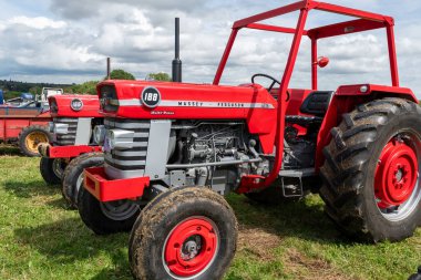 Low Ham.Somerset. Birleşik Krallık. 23 Temmuz 2023 'te restore edilen Massey Ferguson 188, Somerset buhar ve ülke fuarında sergileniyor.