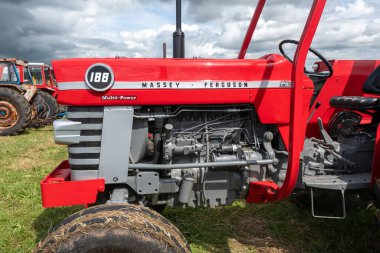 Low Ham.Somerset. Birleşik Krallık. 23 Temmuz 2023 'te restore edilen Massey Ferguson 188, Somerset buhar ve ülke fuarında sergileniyor.