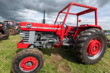 Low Ham.Somerset. Birleşik Krallık. 23 Temmuz 2023 'te restore edilen Massey Ferguson 188, Somerset buhar ve ülke fuarında sergileniyor.