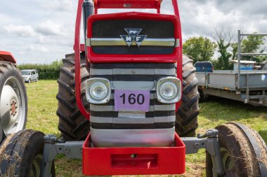 Low Ham.Somerset. Birleşik Krallık. 23 Temmuz 2023 'te restore edilen Massey Ferguson 188, Somerset buhar ve ülke fuarında sergileniyor.