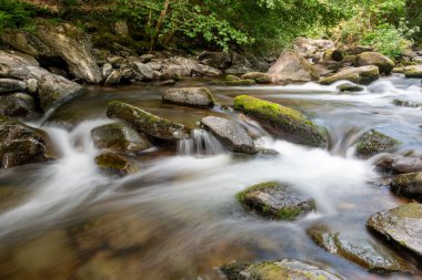 Doğu Lyn nehrinin üzerinde Exmoor Ulusal Parkı 'ndaki Watersmeet' te akan şelalenin uzun pozu