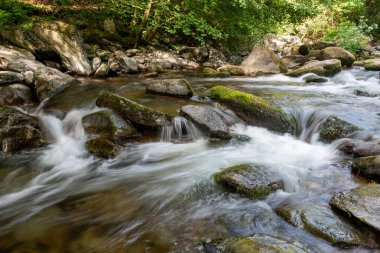 Doğu Lyn nehrinin üzerinde Exmoor Ulusal Parkı 'ndaki Watersmeet' te akan şelalenin uzun pozu