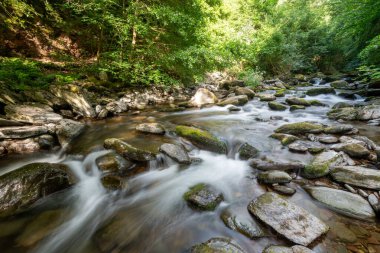 Doğu Lyn nehrinin üzerinde Exmoor Ulusal Parkı 'ndaki Watersmeet' te akan şelalenin uzun pozu