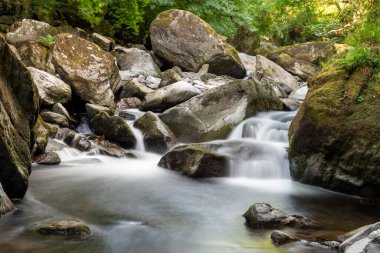 Doğu Lyn nehrinin üzerinde Exmoor Ulusal Parkı 'ndaki Watersmeet' te akan şelalenin uzun pozu