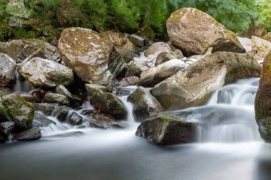 Doğu Lyn nehrinin üzerinde Exmoor Ulusal Parkı 'ndaki Watersmeet' te akan şelalenin uzun pozu