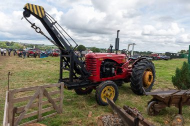 Low Ham.Somerset. Birleşik Krallık. 23 Temmuz 2023.A Massey Harris 74D ve atlı vinç Somerset buhar ve ülke fuarında sergileniyor.