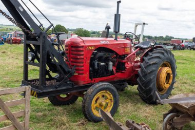 Low Ham.Somerset. Birleşik Krallık. 23 Temmuz 2023.A Massey Harris 74D ve atlı vinç Somerset buhar ve ülke fuarında sergileniyor.