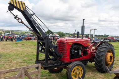 Low Ham.Somerset. Birleşik Krallık. 23 Temmuz 2023.A Massey Harris 74D ve atlı vinç Somerset buhar ve ülke fuarında sergileniyor.