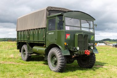 Low Ham.Somerset. Birleşik Krallık. 23 Temmuz 2023 Yenilenmiş AEC Matador topçu traktörü Somerset buhar ve ülke fuarında sergileniyor.