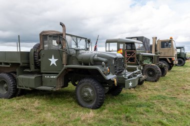 Low Ham.Somerset. Birleşik Krallık. 23 Temmuz 2023. Mack M52 ve Scammell Pioneer de dahil olmak üzere bir dizi askeri kamyon Somerset buhar ve ülke fuarında sergileniyor.