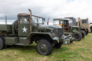 Low Ham.Somerset. Birleşik Krallık. 23 Temmuz 2023. Mack M52 ve Scammell Pioneer de dahil olmak üzere bir dizi askeri kamyon Somerset buhar ve ülke fuarında sergileniyor.