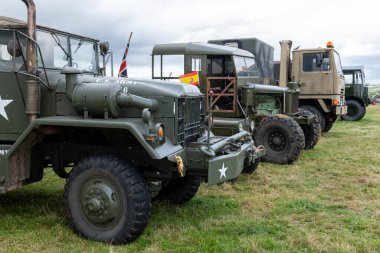 Low Ham.Somerset. Birleşik Krallık. 23 Temmuz 2023. Mack M52 ve Scammell Pioneer de dahil olmak üzere bir dizi askeri kamyon Somerset buhar ve ülke fuarında sergileniyor.