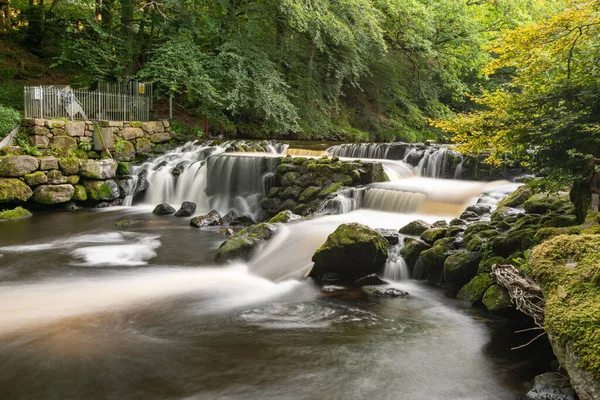 Dartmoor Ulusal Parkı 'ndaki Drogo Kalesi' nden akan Teign Nehri 'nin uzun pozu.