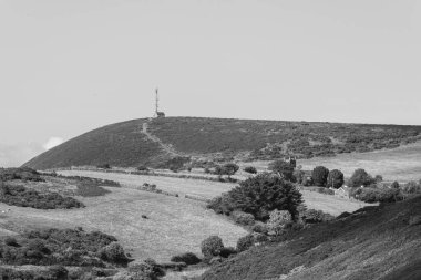 Exmmor Ulusal Parkı 'ndaki Countisbury Hill ve Watersmeet Vadisi' nin manzara fotoğrafı.