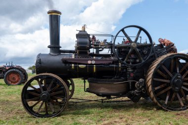 Low Ham.Somerset. Birleşik Krallık. 23 Temmuz 2023 1913 'ten kalma tamir edilmiş Fowler saban motoru Somerset buhar ve ülke fuarında çalışıyor.