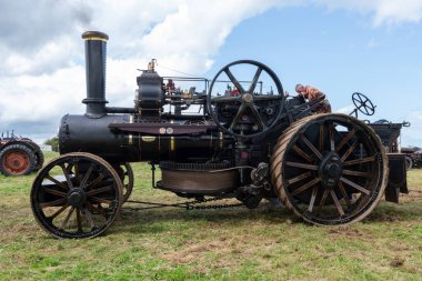 Low Ham.Somerset. Birleşik Krallık. 23 Temmuz 2023 1913 'ten kalma tamir edilmiş Fowler saban motoru Somerset buhar ve ülke fuarında çalışıyor.