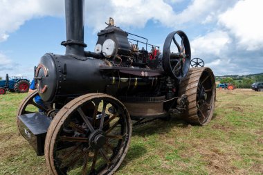 Low Ham.Somerset. Birleşik Krallık. 23 Temmuz 2023 1913 'ten kalma tamir edilmiş Fowler saban motoru Somerset buhar ve ülke fuarında çalışıyor.