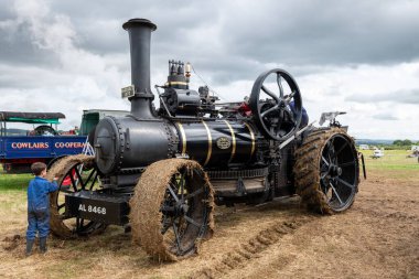 Low Ham.Somerset. Birleşik Krallık. 23 Temmuz 2023 - 1870 Fowler saban makinesini restore eden Margaret, Somerset buhar ve ülke fuarında sergileniyor.