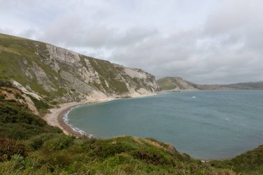 Dorset 'teki Jurassic sahilindeki Mupe Körfezi' nin manzara fotoğrafı.