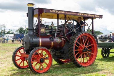 Low Ham.Somerset. Birleşik Krallık. 23 Temmuz 2023 - 1905 tarihli Marshall çekici motoru Somerset buhar ve ülke fuarında arenada sürülüyor.