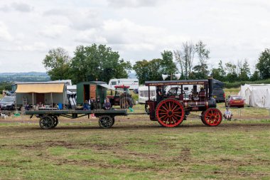 Low Ham.Somerset. Birleşik Krallık. 23 Temmuz 2023 - 1905 tarihli Marshall çekici motoru Somerset buhar ve ülke fuarında arenada sürülüyor.