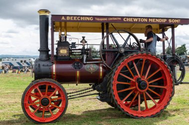 Low Ham.Somerset. Birleşik Krallık. 23 Temmuz 2023 - 1905 tarihli Marshall çekici motoru Somerset buhar ve ülke fuarında arenada sürülüyor.