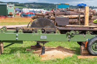 Low Ham.Somerset. Birleşik Krallık. 23 Temmuz 2023. Somerset buhar ve ülke gösterisinde eski moda bir testere sergileniyor.