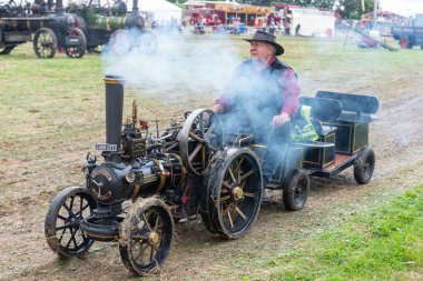 Low Ham.Somerset. Birleşik Krallık. 23 Temmuz 2023. Minyatür bir Fowler çekici motoru olan Gordon, Somerset buhar ve ülke fuarında arenada kullanılıyor.