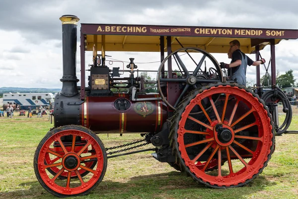 Low Ham.Somerset. Birleşik Krallık. 23 Temmuz 2023 - 1905 tarihli Marshall çekici motoru Somerset buhar ve ülke fuarında arenada sürülüyor.