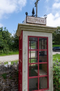 Dorset 'teki Tyneham köyündeki K1 telefon kulübesi.