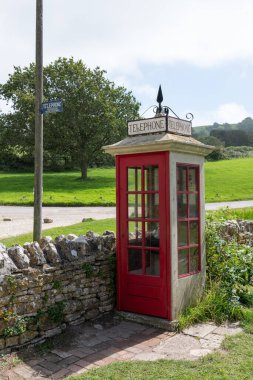 Dorset 'teki Tyneham köyündeki K1 telefon kulübesi.